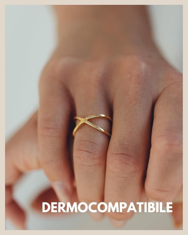 Detalle de Anello regolabile GD GOOD.designs EST. 2015 a forma di X in acciaio inossidabile placcato oro 18 carati