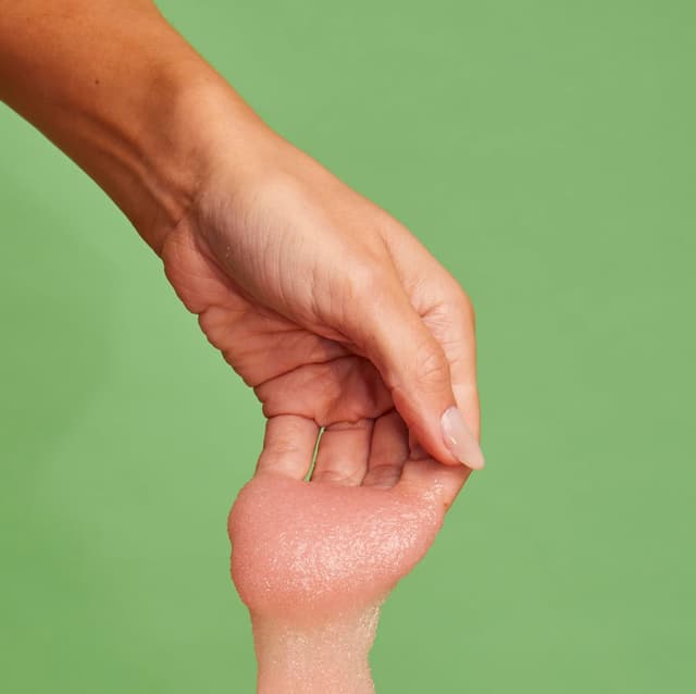 Detalle 1 de Tree Hut Pink Hibiscus Shea Sugar Scrub (532 ml) – Zuckerpeeling für sanfte, hydratisierte Haut