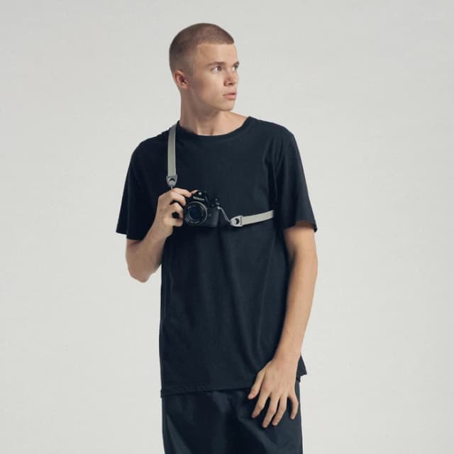 Detalle 2 de Urth Mantle Tragegurt aus Leder in Grau – Kameragurt für System- und Kompaktkameras