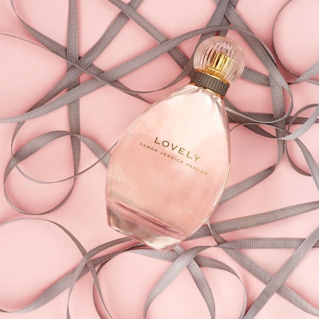 Detalle 2 de Sarah Jessica Parker Lovely Eau de Parfum für Frauen (50 ml) Spray – zarter Amber-Duft für unterwegs