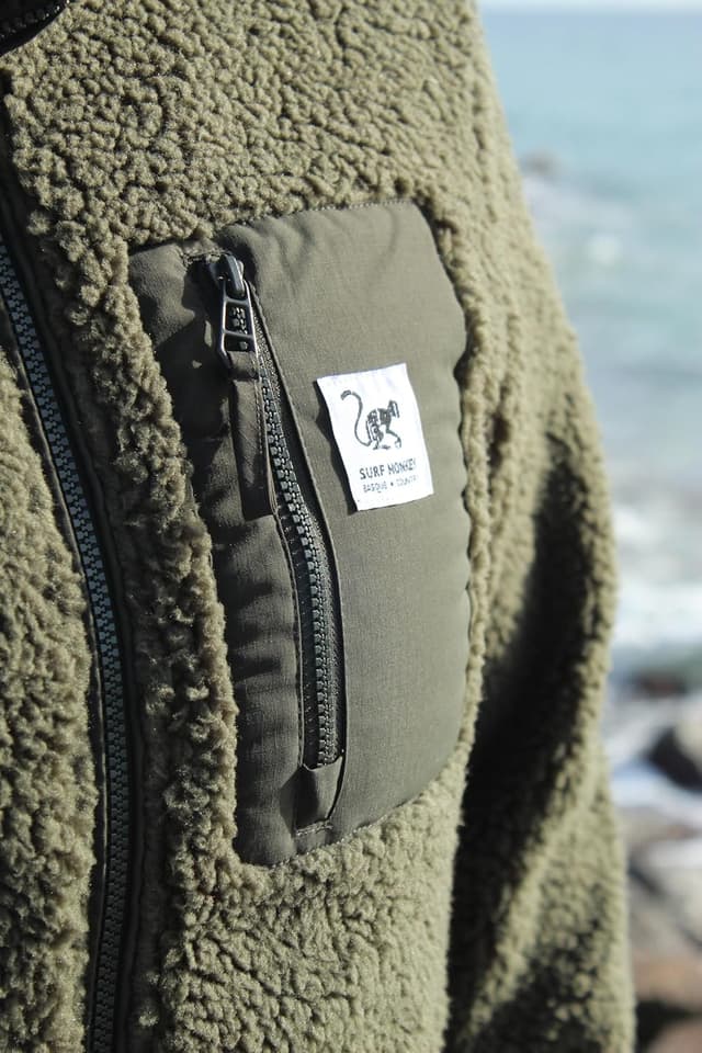 Detalle de Surf Monkey giacca sherpa in pile con zip riciclato (vestibilità classica)