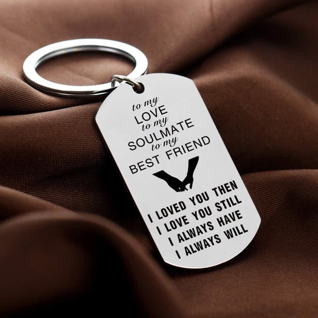 Detalle de MADHAHEFU “To My Love” couple keyring set with stainless steel charm and velvet gift bag