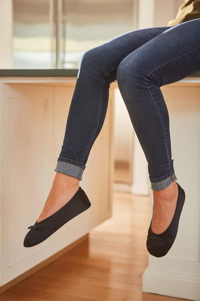 Detalle de isotoner Satin Ballerina Slippers, stretch fit