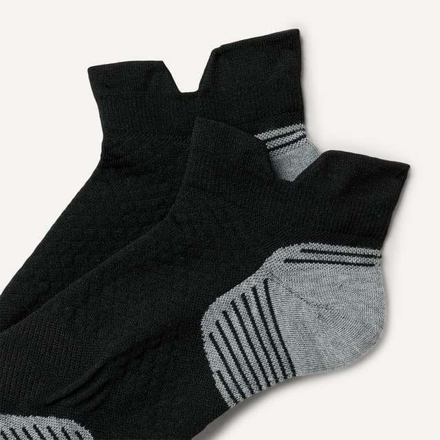 Detalle de Amazon Essentials Herren sportliche Funktions-Laufsocken – gepolstert, mit Fußgewölbeunterstützung