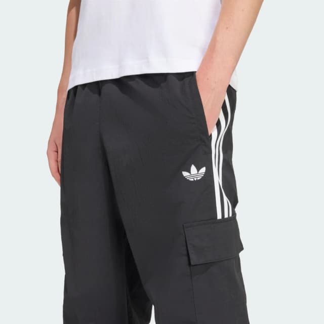 Detalle 2 de Adidas Pantalón estilo cargo Adicolor Classics 3 Stripes en negro