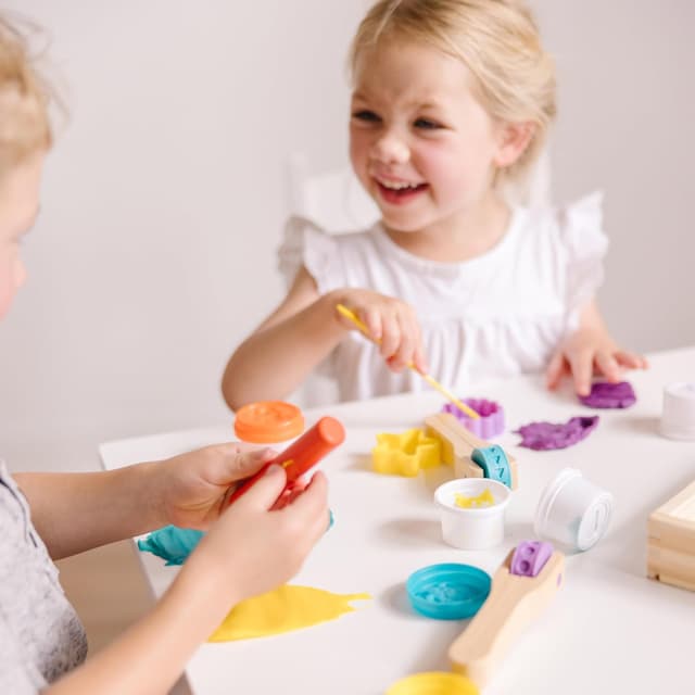 Detalle de Melissa & Doug Created by Me! Cut, Sculpt, and Roll Modeling Dough Kit