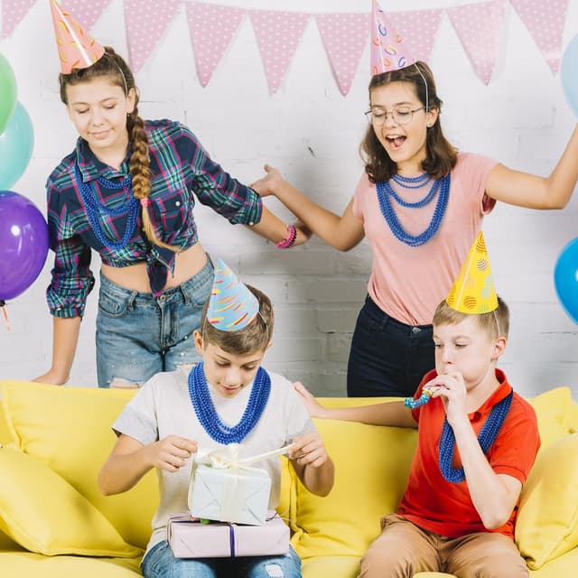 Detalle 2 de YAXINRUI 72-Piece Blue Bead Necklace Set (33-Inch Mardi Gras Beads)