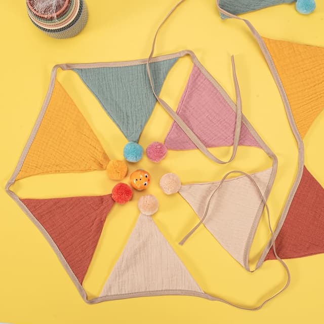 Detalle de Fabric Bunting Banner Triangle Baby Bunting Garland (Dark candy) – double-sided cotton nursery pennant set