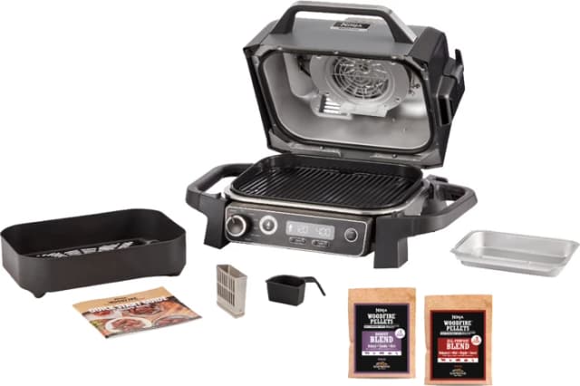 Detalle de Ninja Woodfire Outdoor Grill OG701EU – kompakter Elektrogrill mit Smoker-Box