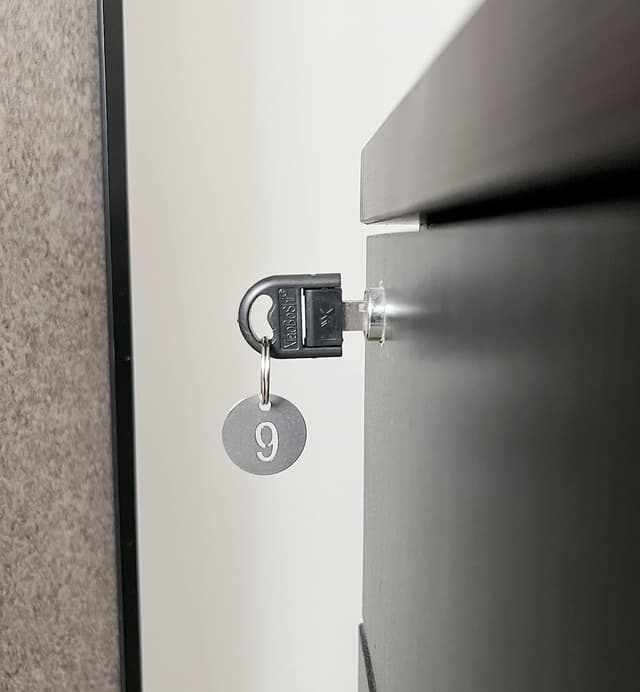 Detalle 2 de NanTun numbered key tags 1–10 (25mm) in 304 stainless steel with split rings