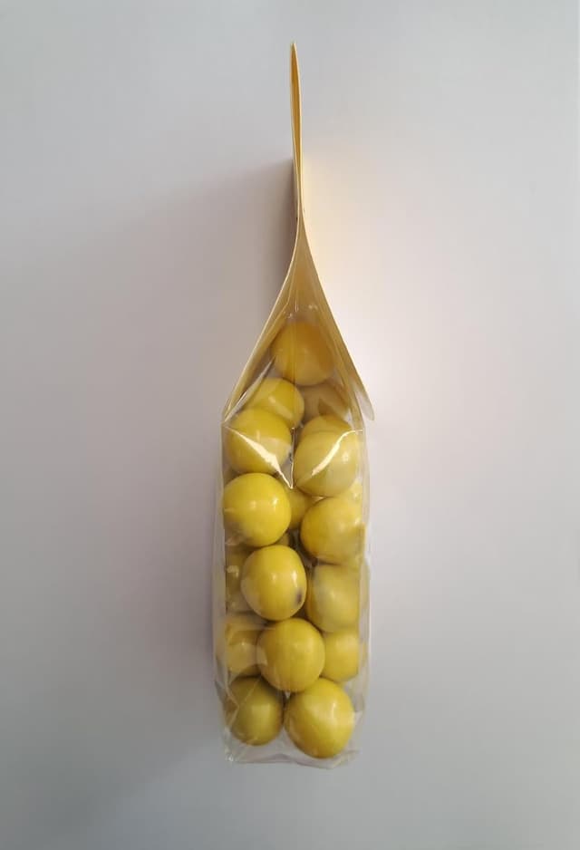 Detalle 2 de Perle di Sole Liquorini ripieni al Limoncello ricoperti di cioccolato bianco, 150 g