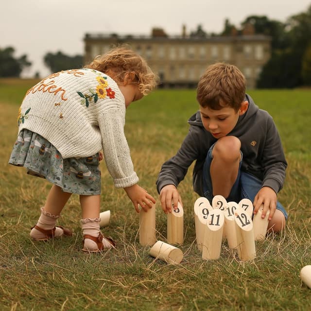 Detalle 2 de Jaques of London Wooden Skittles (Garden Skittles Game) outdoor throwing game for kids and adults
