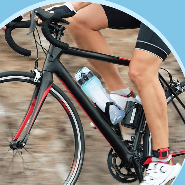 Detalle de Oldley 750ml (25oz) Straw Water Bottle with One-Click Lid, BPA-Free Tritan, Leakproof Lock & Time Markings (Blue Gradient)