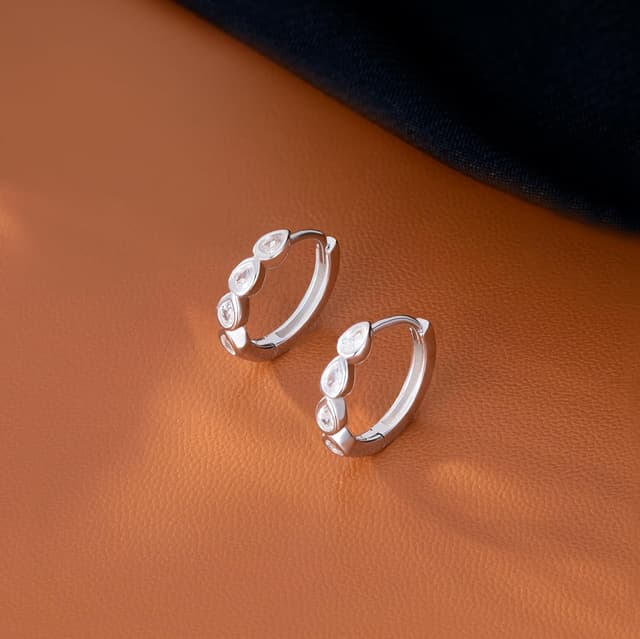 Detalle de SLUYNZ 925 Sterling Silber kleine tropfenförmige Creolen mit CZ – Huggie Infinity Ohrringe