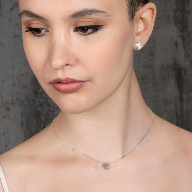 Detalle 2 de Collier pendentif mandala namana pour femme et jeune fille, finition brossée et chaîne ajustable