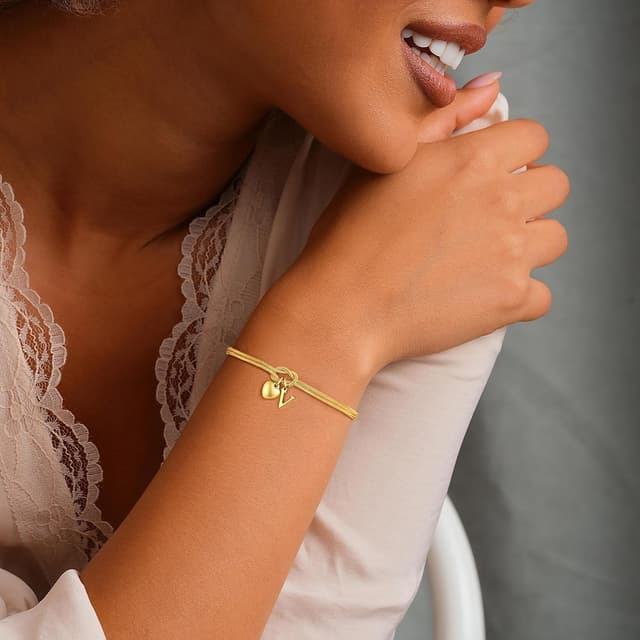 Detalle 2 de TINGN Liebesknoten-Armband Gold Damen/Mädchen mit Buchstaben und Herz-Anhänger (18K vergoldet, nickelfrei)