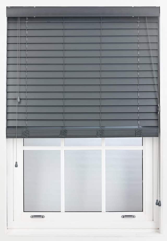 Detalle de Furnished 50mm faux wood venetian blinds