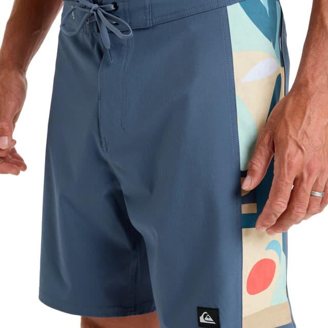 Detalle de Quiksilver Surfsilk Arch 18 bañador corto de hombre con tratamiento hidrofóbico