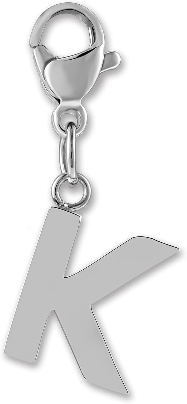 Detalle de GD GOOD.designs ciondolo a forma di lettera in acciaio inox con chiusura a moschettone