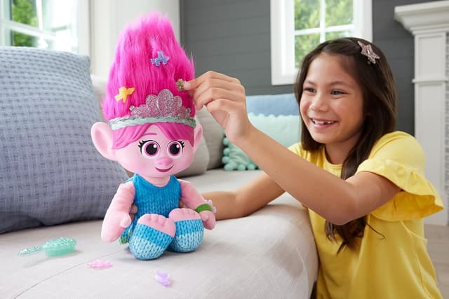 Detalle 2 de DreamWorks Trolls Band Together Hair Pops Showtime Surprise Queen Poppy plush toy (14 inch) with lights & sounds