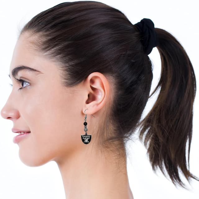 Detalle 1 de NFL Siskiyou Sports Las Vegas Raiders Women’s Fan Bead Dangle Earrings (Team Color, black) — Hypoallergenic Fishhook Posts