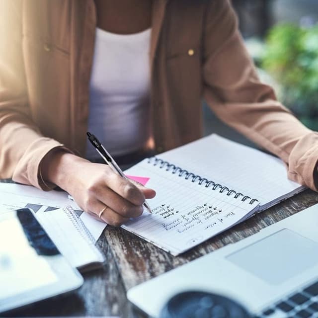 Detalle de Gel Pens 0.7mm Retractable Rollerball Pens (Black Ink) – Pack of 20