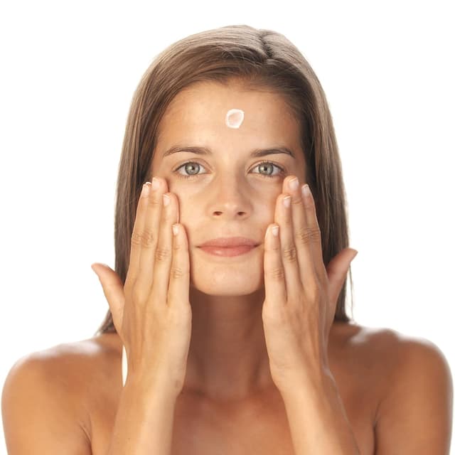 Detalle 2 de Garnier Ambre Solaire After Sun Lotion mit Aloe Vera – kühlende Bodylotion, beruhigende Feuchtigkeitspflege (Packung mit 2 x 400 ml)