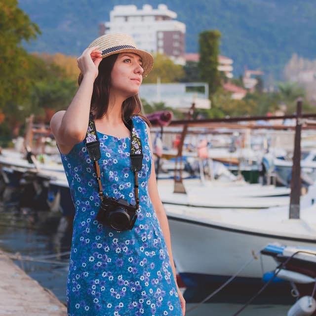 Detalle 2 de Cowhide camera strap 2 inch wide purple flower