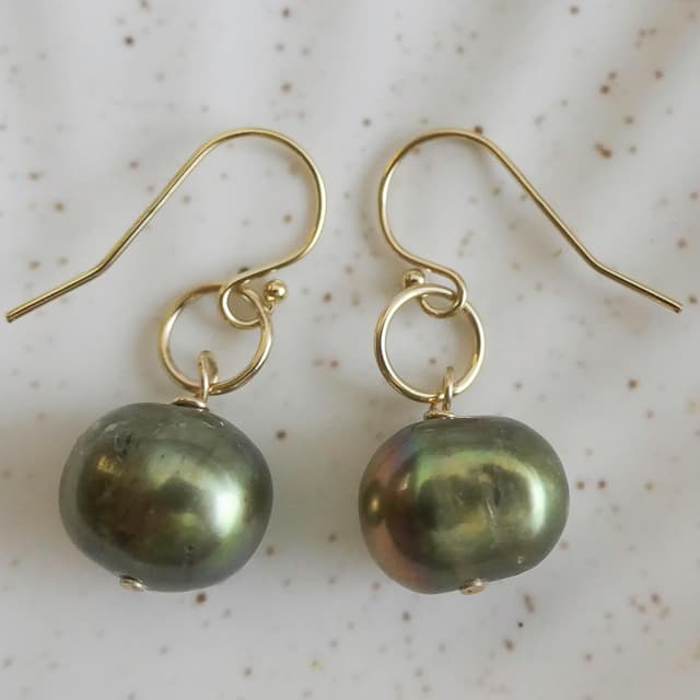 Detalle de Olivgrüne Süßwasser-Zuchtperlen Gold Filled Tropfen Ohrringe – handgefertigte Geschenkidee