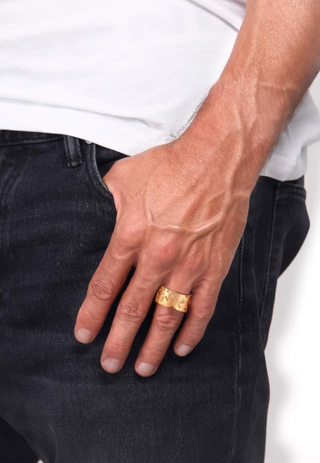 Detalle de Kuzzoi Herrenring (12,5 mm) aus 925 Sterling Silber vergoldet – massiver Bandring mit Hammerschlag-Design