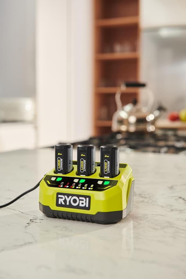 Detalle de Ryobi RC43P Caricabatterie 3 Porte 2 ore