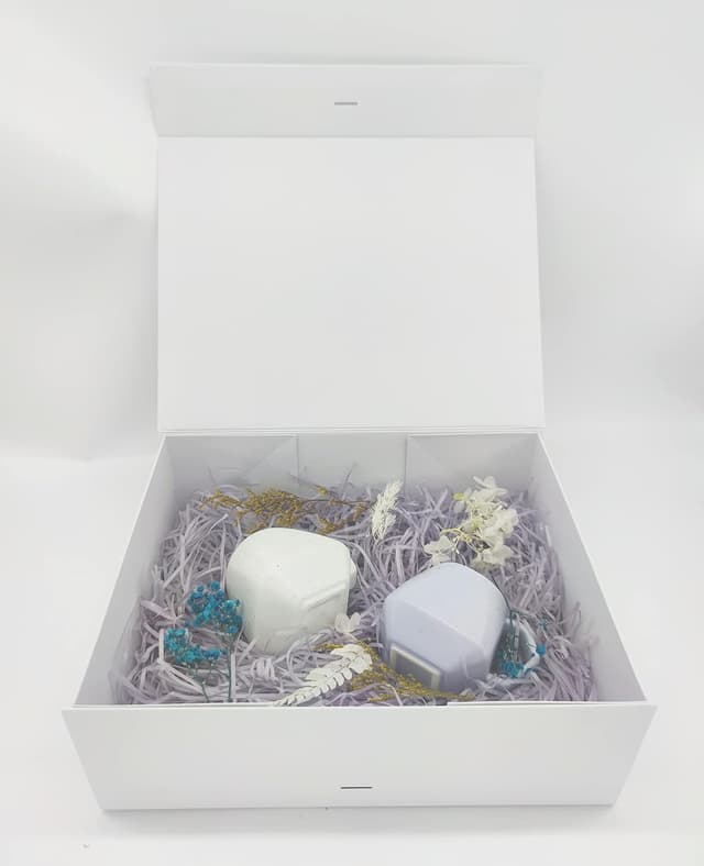 Detalle de White Gift Box (33x26x11cm) with Magnetic Lids and Silk Ribbon – Large Present Packaging