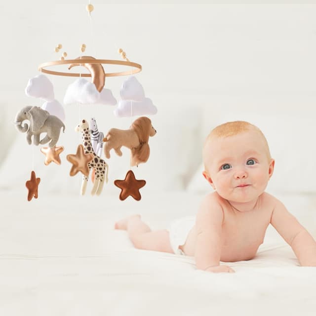 Detalle 2 de Mobile Baby Windspiele aus Filz & Naturholz – Tierchen „Waldtiere“ Bettglocke für Kinderbett, Geschenk zur Geburt