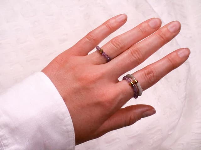 Detalle 2 de BERGERLIN Echter Naturstein Perlen Ring mit vergoldeter Perle – Anti-Stress Fidget Ring mit Echtheitszertifikat