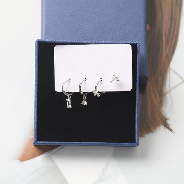 Detalle 2 de VELESAY créoles huggie en argent, Zirconium