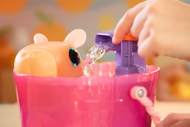 Detalle 2 de Animagic Let’s Glo Capybara jouet 4 ans