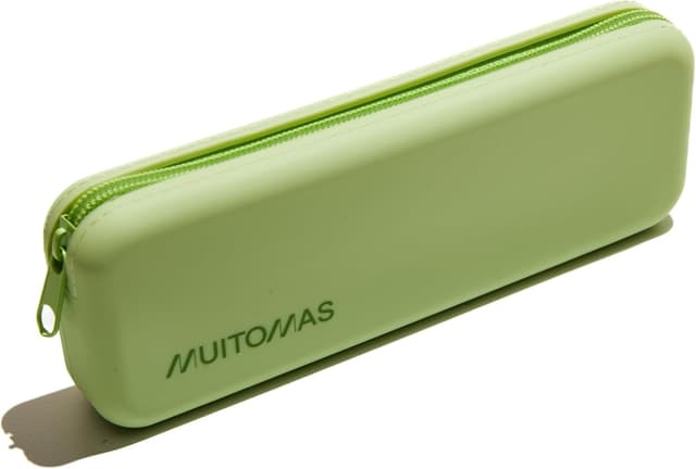 Detalle 2 de Astuccio in silicone soft touch Muitomas con zip 19 x 7,5 cm verde salvia