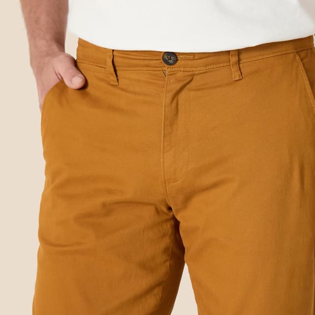 Detalle de Amazon Essentials Herren Legere Stretch-Chinohose – sportliche Passform in Kaqui, mit Stretch-Komfort