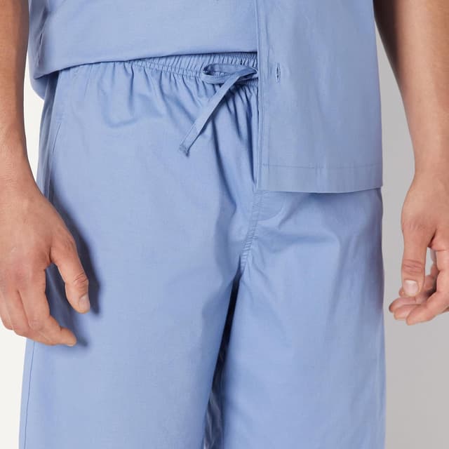 Detalle 2 de Amazon Essentials Herren-Schlafanzug-Set aus Baumwoll-Popeline mit kurzärmeligem Hemd und Shorts