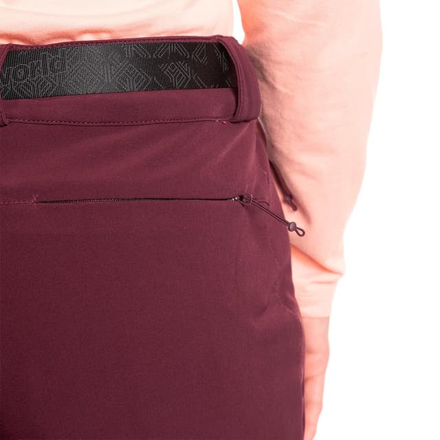 Detalle de Trangoworld Olukai para mujer: pantalón técnico de senderismo con poliéster reciclado y elastán