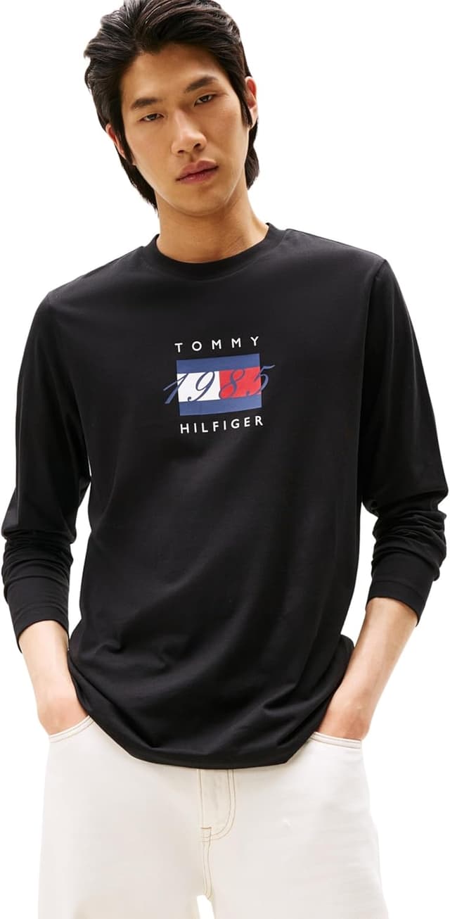 Imagen de Tommy Hilfiger Men’s Regular Fit Linear Flag Graphic Long Sleeve Top en OfertitasTOP