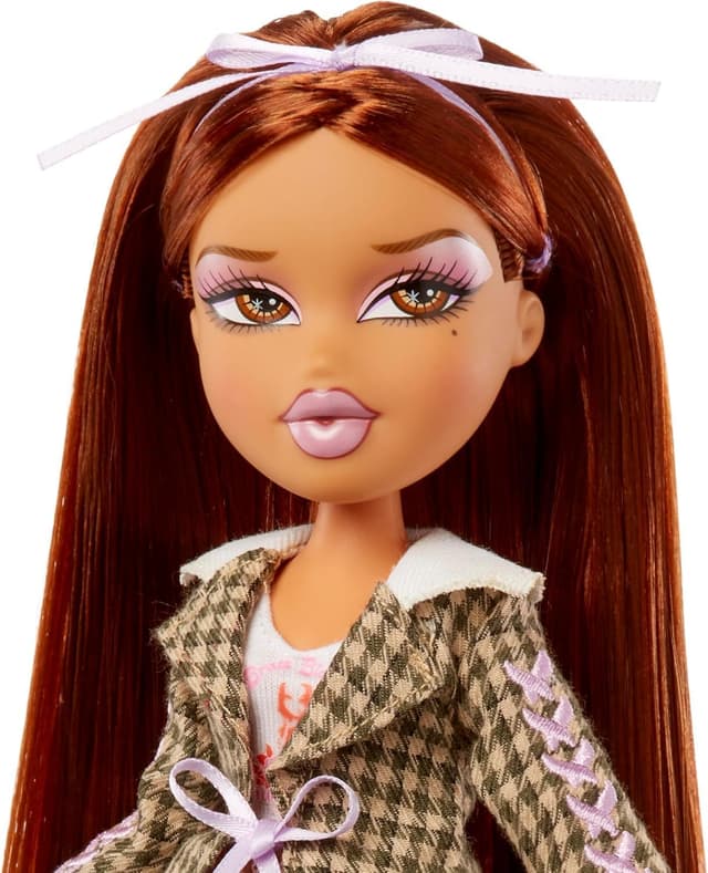 Thumbnail 4 de Bratz Stylin' Yasmin fashion doll with t-shirt