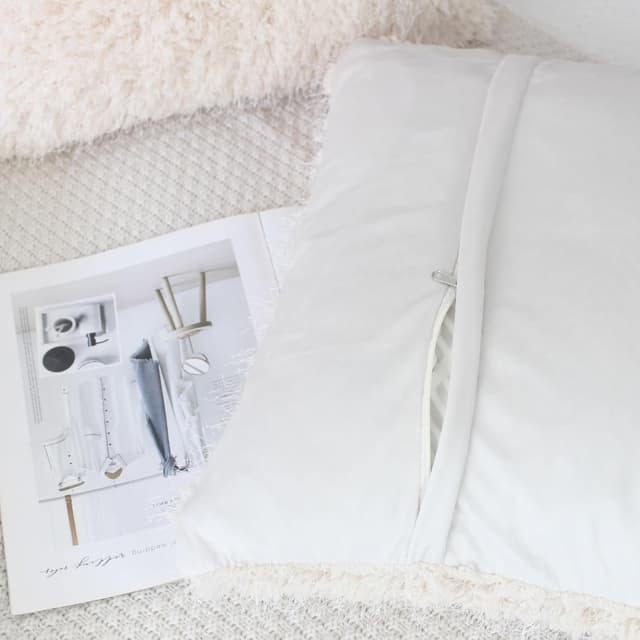 Detalle 2 de OYIMUA Sherpa & silk-style faux fur cushion covers (50cm x 50cm), beige, set of 2