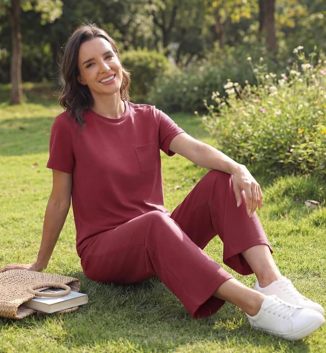 Detalle de GRECERELLE Airport Two Piece Travel Outfit Set for Women – breathable stretchy co-ord top and pocket joggers