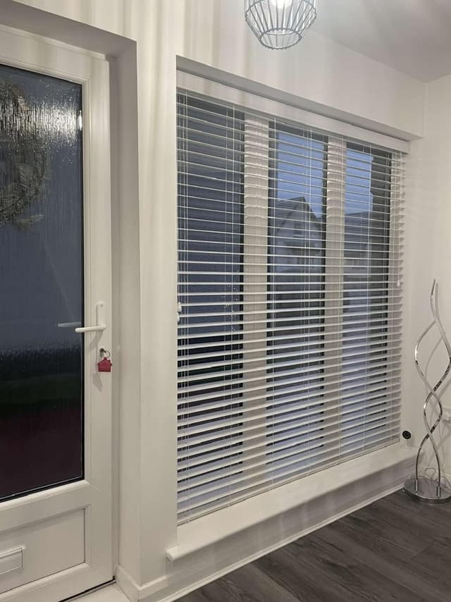 Thumbnail 6 de Furnished 50mm faux wood venetian blinds