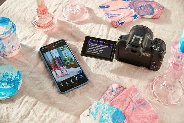 Detalle de Canon EOS R50 + RF-S 18-45mm F4.5-6.3 IS STM kit (24.2MP APS-C, UHD 4K, vari-angle touchscreen)