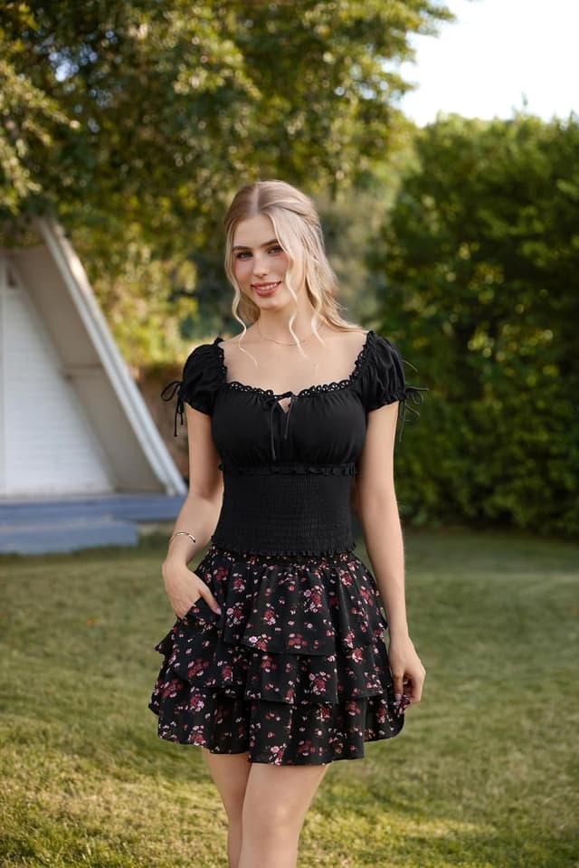 Detalle de SCARLET DARKNESS Women’s Renaissance cotton short sleeve top with square neck and smocked waist