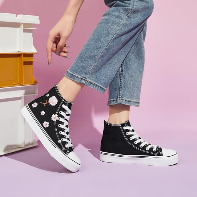 Detalle 2 de kufeiti Women’s High Top Canvas Sneakers (Lace-Up) in White/Black with Floral Embroidery