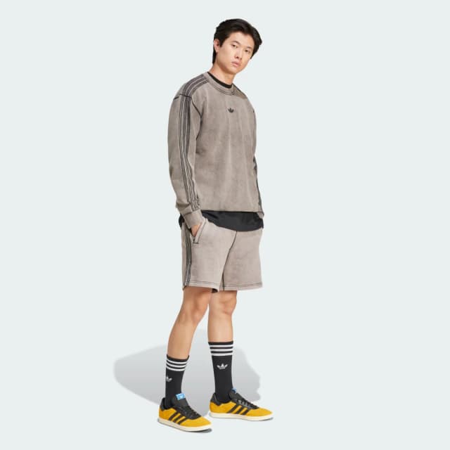 Detalle de Sudadera retro Adidas Premium Essentials de cuello redondo y efecto lavado en negro