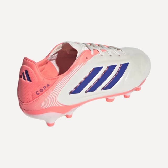 Detalle de adidas Copa Pure III Elite FG/MG para niño: botas de fútbol con suela para césped y superficies mixtas
